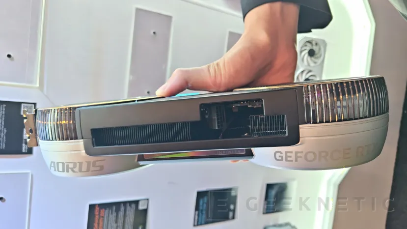 Geeknetic AORUS nos muestra su RTX 5090 INFINITY 32G, un diseño tope de gama con un tamaño compacto 3