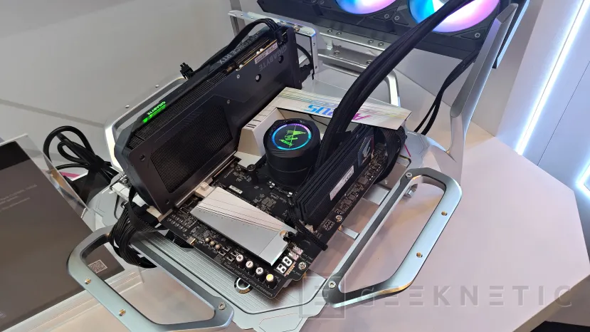 Geeknetic GIGABYTE pionera en tecnología de memoria CQDIMM, 2 módulos de 128 GB funcionando a 7.200 MT/s 2