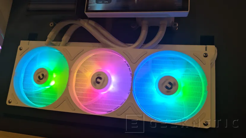 Geeknetic Ventiladores con madera o pantalla LCD son algunas de las nuevas incorporaciones de Thermaltake 1