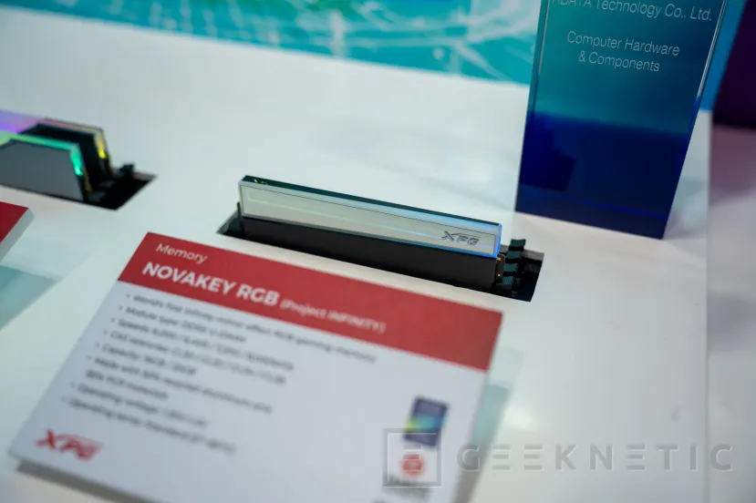 Geeknetic XPG NOVAKEY RGB debuta en el CES 2026 con DDR5 a 8000 MT por segundo, efecto Infinity y uso de materiales reciclados 1
