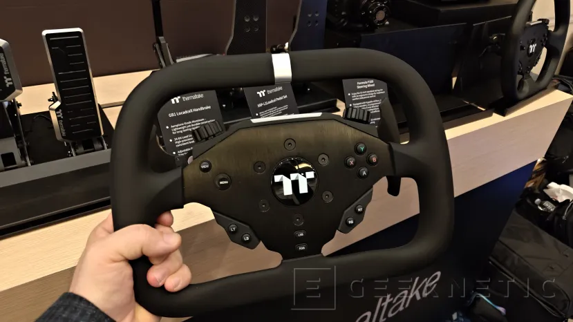 Geeknetic Thermaltake sube el listón del sim racing en el CES 2026 con el GR900 de 35+ Nm, volante ergonómico y los pedales XRP L1 de 200 kg 5