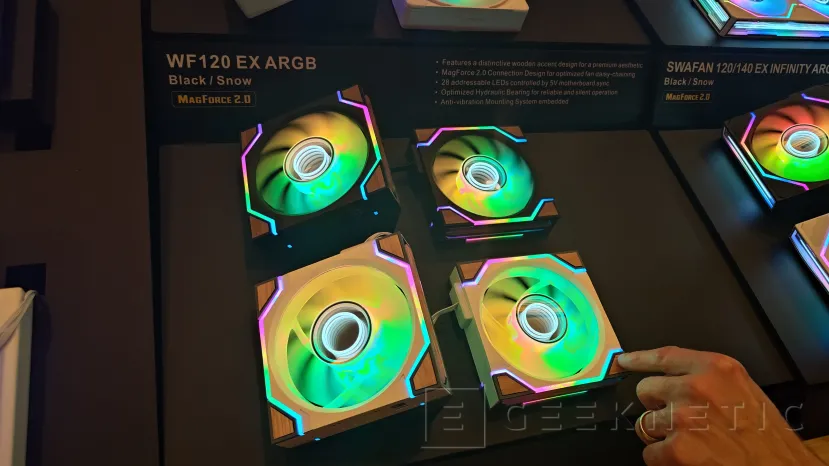 Geeknetic Ventiladores con madera o pantalla LCD son algunas de las nuevas incorporaciones de Thermaltake 2