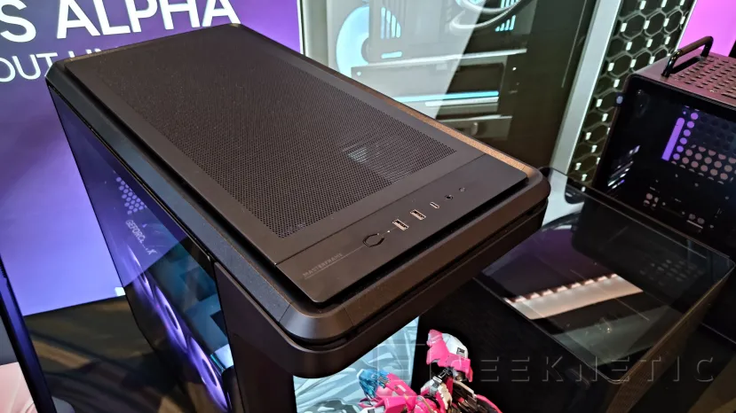 Geeknetic Cooler Master añade 3 versiones de su caja MasterFrame 360, display con espejo o pantalla LCD para exponer elementos de tu colección 2