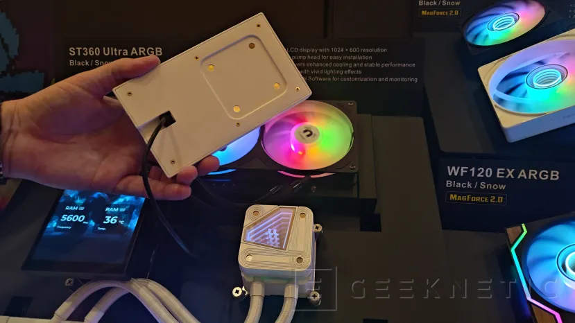 Geeknetic Pantalla de 7 pulgadas y 3 ventiladores con marco único en la RL AiO Thermaltake ST360 Ultra ARGB Sync 2