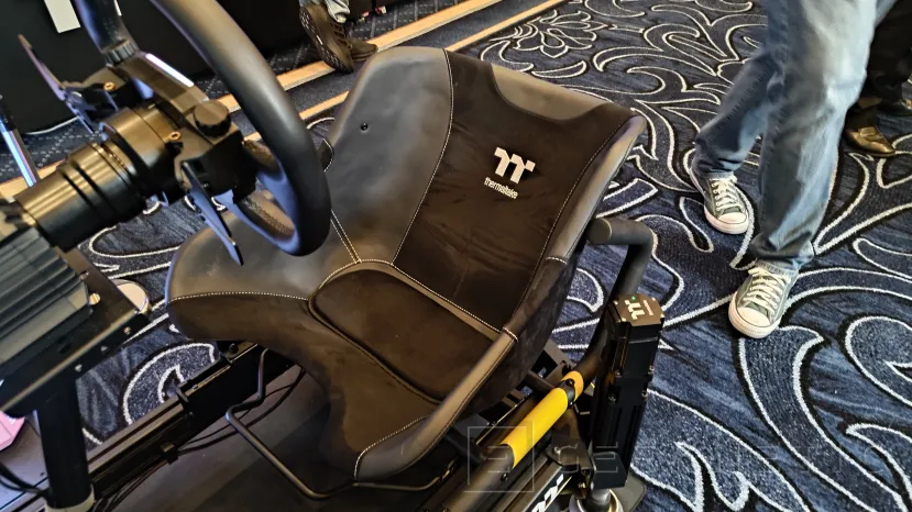 Geeknetic Thermaltake sube el listón del sim racing en el CES 2026 con el GR900 de 35+ Nm, volante ergonómico y los pedales XRP L1 de 200 kg 3