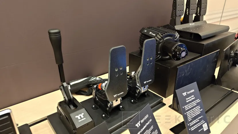 Geeknetic Thermaltake sube el listón del sim racing en el CES 2026 con el GR900 de 35+ Nm, volante ergonómico y los pedales XRP L1 de 200 kg 4