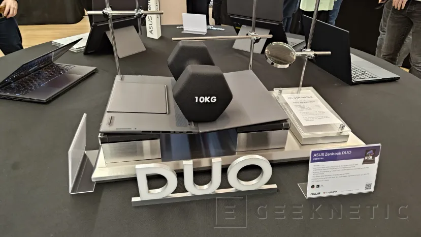 Geeknetic El ASUS Zenbook Duo se refina en 2026: chasis de Ceraluminum, bisagra invisible y doble pantalla OLED sin apenas marco 2