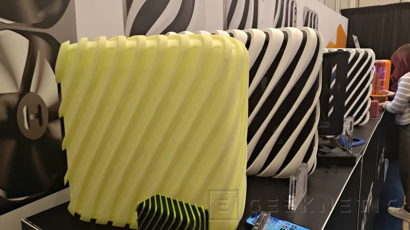 Geeknetic HYTE desafía los límites del diseño en el CES 2026: del concepto "imposible" Z90 a la realidad de la caja X50 1