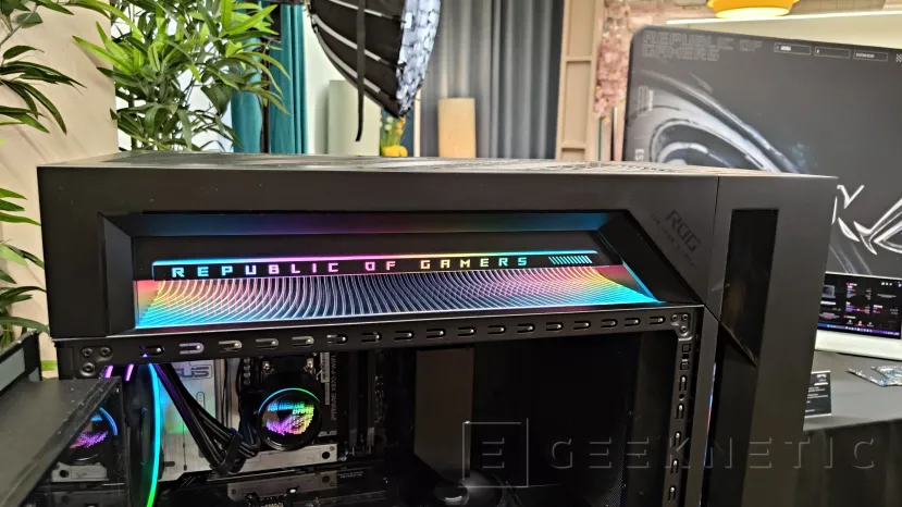 Geeknetic La ASUS ROG G1000 es la torre gaming de 104 litros que proyecta hologramas y estrena las RTX 5090 2