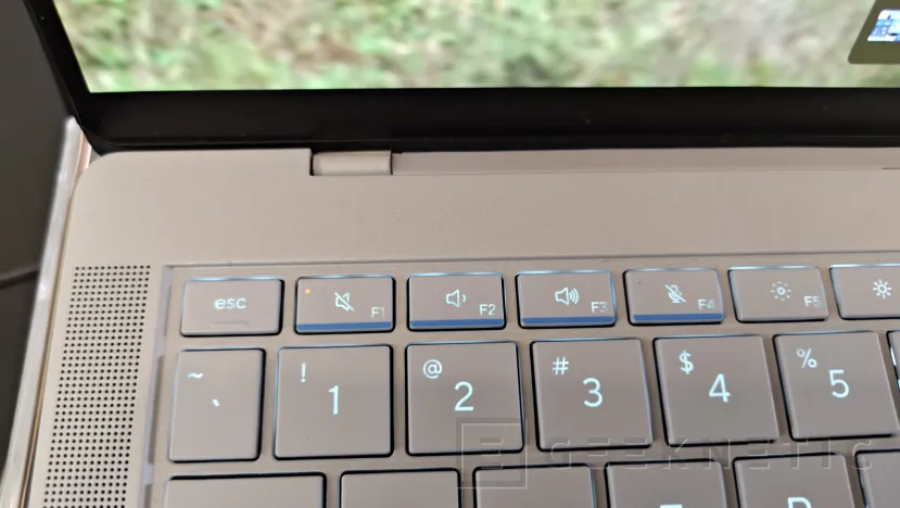 Geeknetic ASUS ExpertBook Ultra: El portátil profesional de menos de 1 kg con Intel Panther Lake y 24 horas de batería. 4