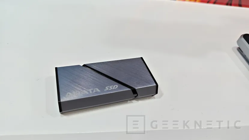 Geeknetic ADATA muestra en el CES 2026 sus nuevos SSD externos BulletX con USB4 y TapSafe con desbloqueo NFC 1