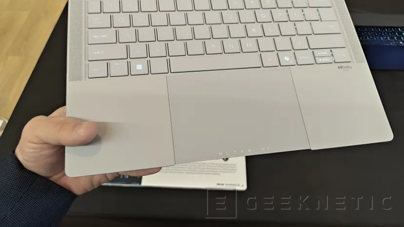 Geeknetic ASUS ExpertBook Ultra: El portátil profesional de menos de 1 kg con Intel Panther Lake y 24 horas de batería. 3
