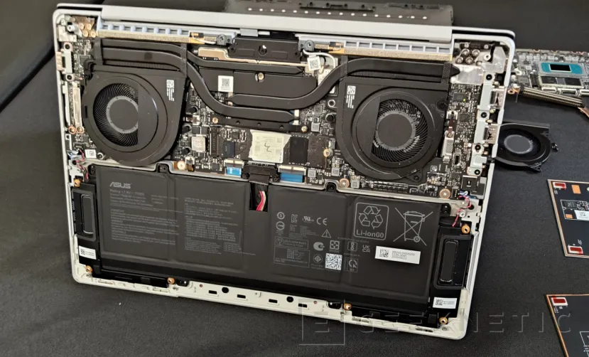 Geeknetic ASUS ExpertBook Ultra: El portátil profesional de menos de 1 kg con Intel Panther Lake y 24 horas de batería. 7