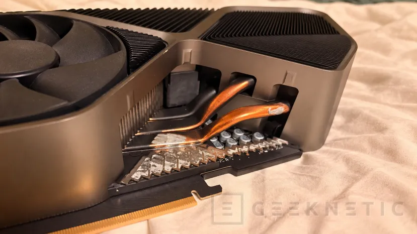 Geeknetic A una RTX 4090 Founders Edition se le desprende una sección del disipador al mover el PC 1