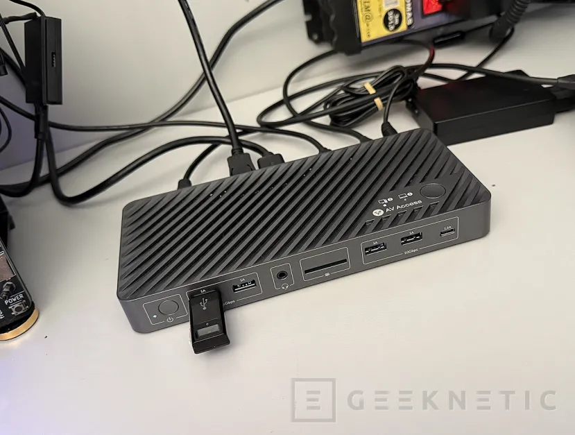 Geeknetic AV Access iDock B12 Review, el Dock Station definitivo con KVM para portátil y sobremesa gaming con carga, pantalla dual y conectividad de alta velocidad 11