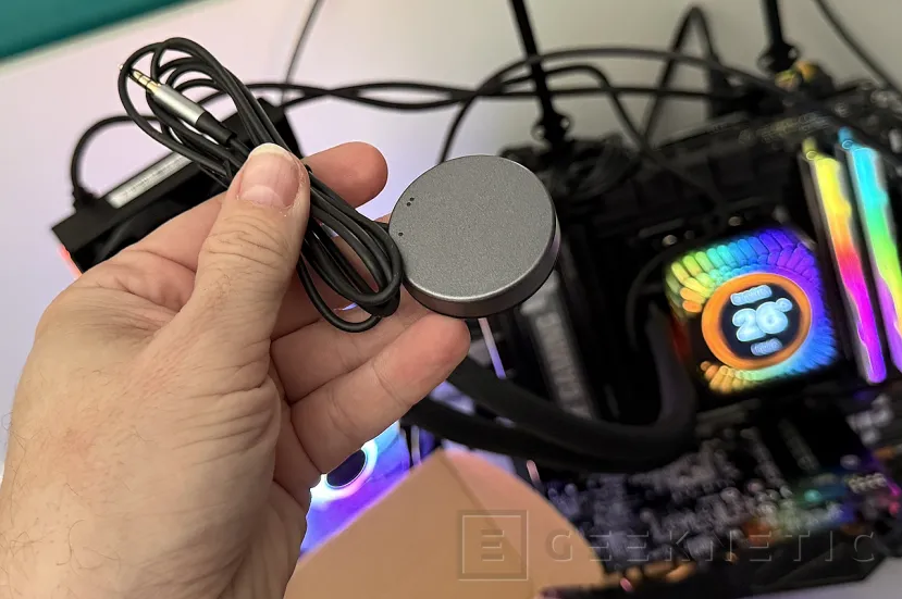 Geeknetic AV Access iDock B12 Review, el Dock Station definitivo con KVM para portátil y sobremesa gaming con carga, pantalla dual y conectividad de alta velocidad 10