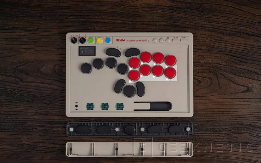 Geeknetic 8BitDo lanza el Arcade Controller Pro por 119,99 dólares con pantalla propia y switches intercambiables 1