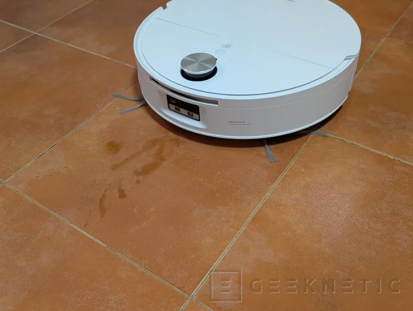 Geeknetic Roborock Saros 20 Flow Complete Review: probamos el nuevo buque insignia de Roborock con 36.000 Pa, LIDAR, IA y base de autolimpieza 48