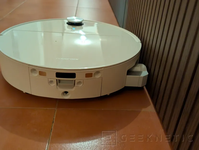 Geeknetic Roborock Saros 20 Flow Complete Review: probamos el nuevo buque insignia de Roborock con 36.000 Pa, LIDAR, IA y base de autolimpieza 45
