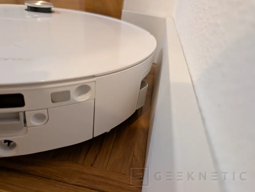 Geeknetic Roborock Saros 20 Flow Complete Review: probamos el nuevo buque insignia de Roborock con 36.000 Pa, LIDAR, IA y base de autolimpieza 10