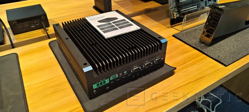 Geeknetic Así es el ASUS RUC-2000H, el primer ordenador ruguerizado con Intel Panther Lake para IoT industrial de la marca 2