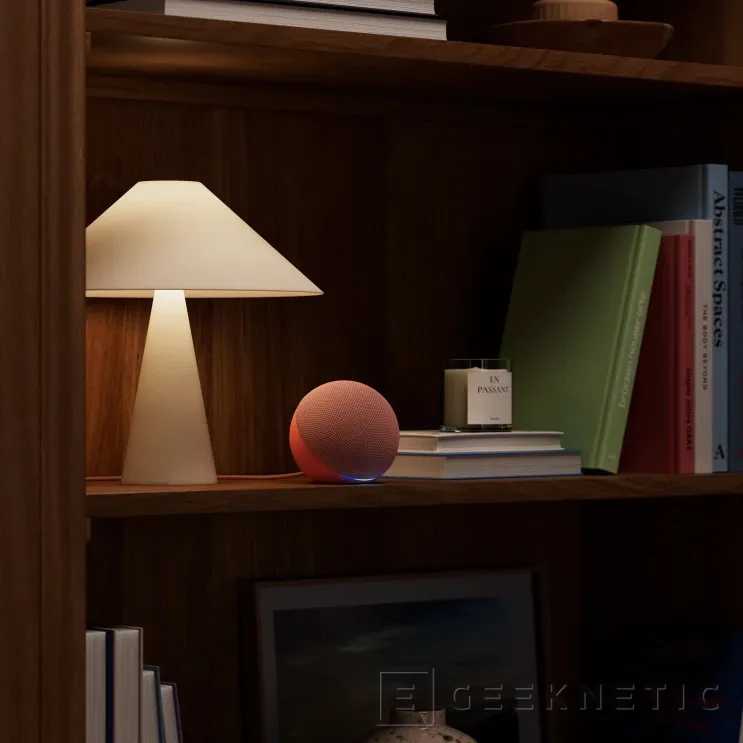 Geeknetic Amazon añade un marco de fotos y un despertador con ultrasonidos a su nueva gama Echo 2