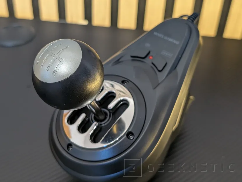 Geeknetic MARS GAMING MWH-RSX Review: un volante con Force Feedback, tres pedales y palanca de cambios por menos de 180 euros 9