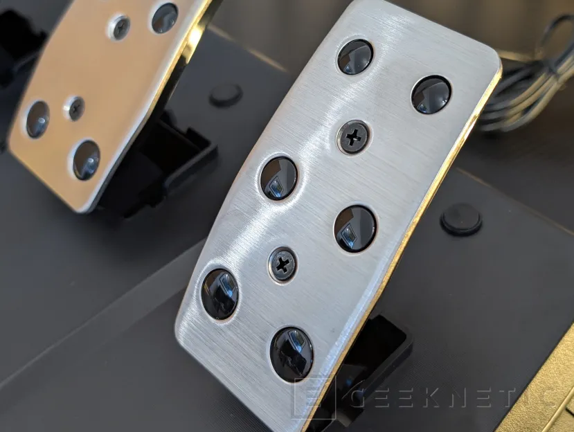 Geeknetic MARS GAMING MWH-RSX Review: un volante con Force Feedback, tres pedales y palanca de cambios por menos de 180 euros 13
