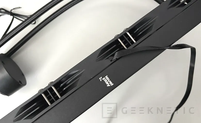 Geeknetic Levelplay COMBAT LIQUID 360 HUD Review 5