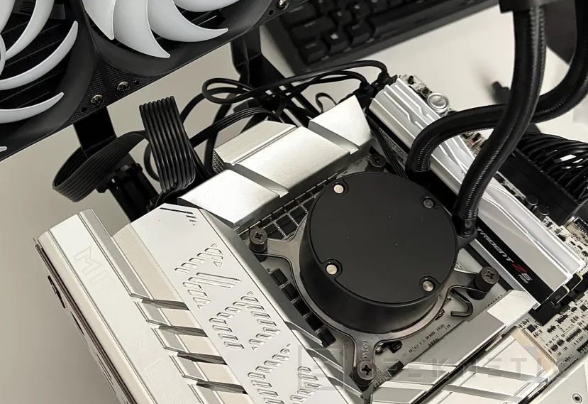 Geeknetic Levelplay COMBAT LIQUID 360 HUD Review 12