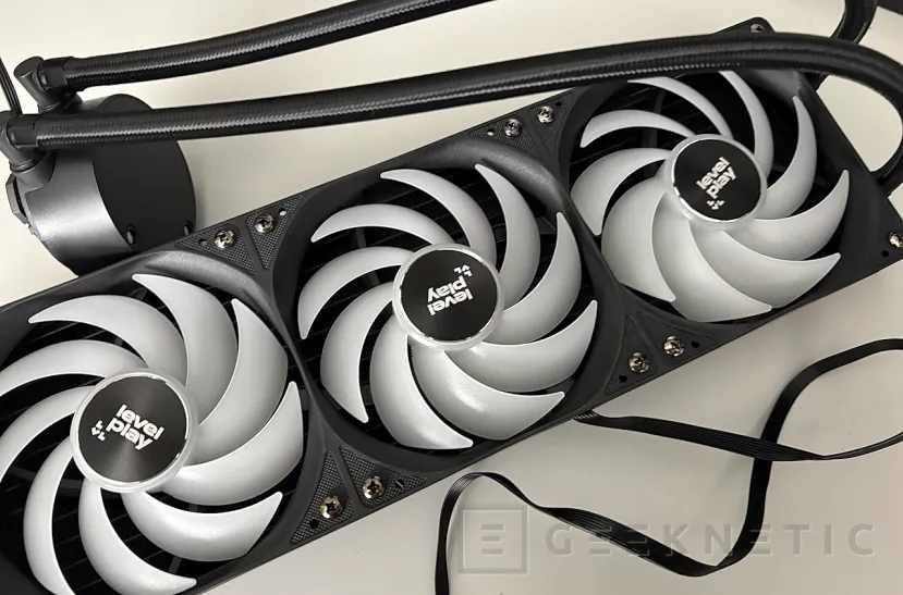 Geeknetic Levelplay COMBAT LIQUID 360 HUD Review 10