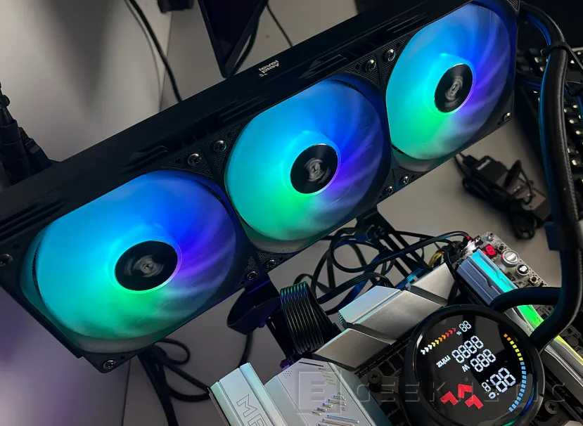 Geeknetic Levelplay COMBAT LIQUID 360 HUD Review 11