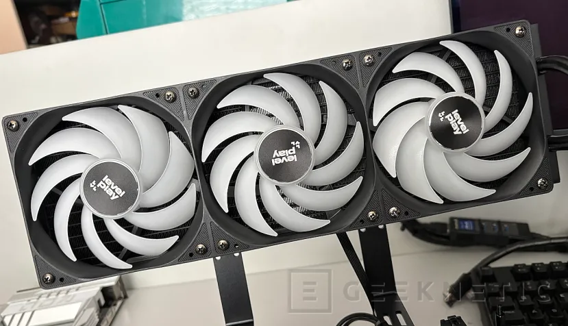 Geeknetic Levelplay COMBAT LIQUID 360 HUD Review 9