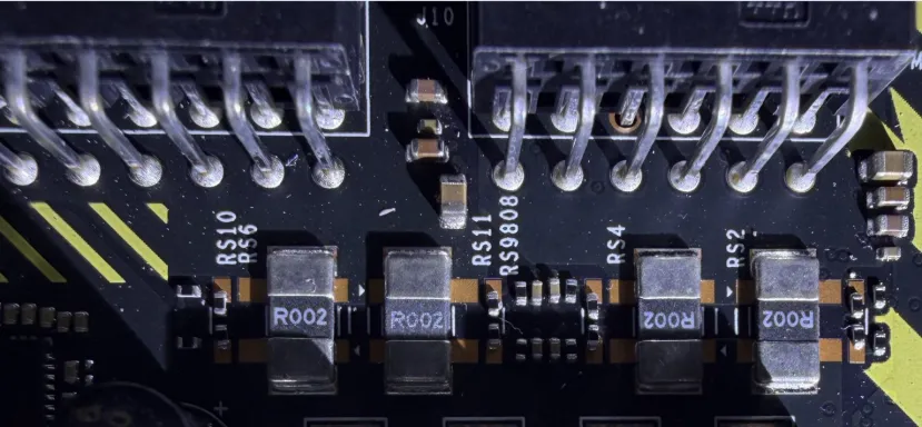 Geeknetic Las primeras revisiones de la MSI RTX 5090 Lightning muestran soldaduras pobres en el conector de 16 pines 1