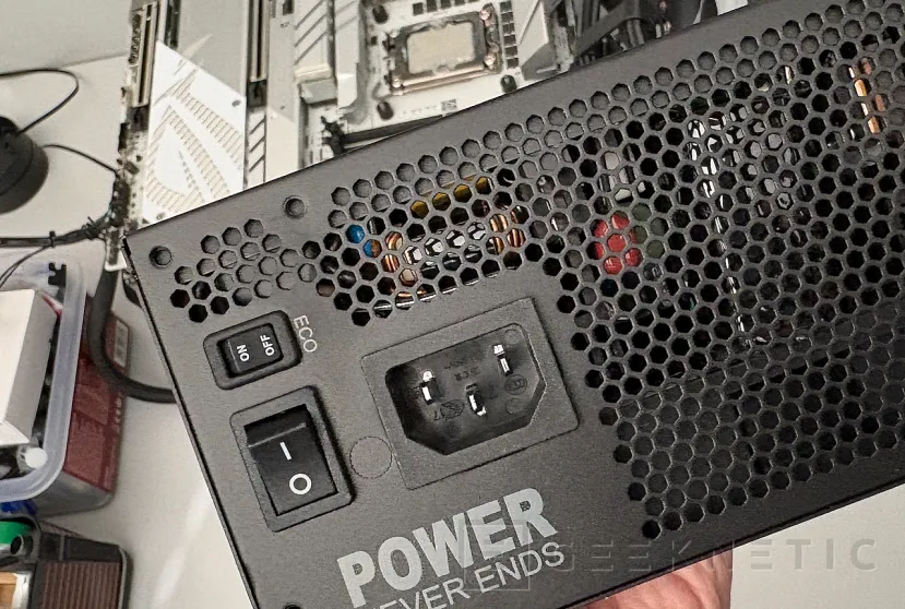 Geeknetic FSP MEGA GM 1200W Review 12