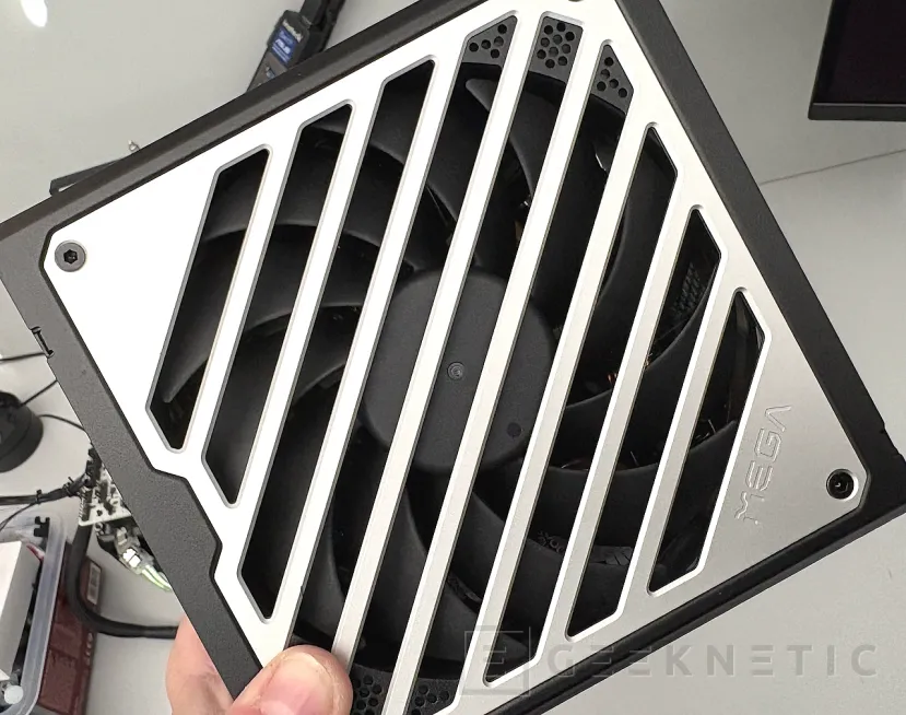 Geeknetic FSP MEGA GM 1200W Review 4