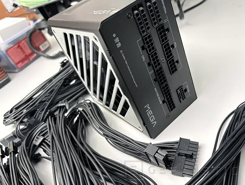 Geeknetic FSP MEGA GM 1200W Review 7