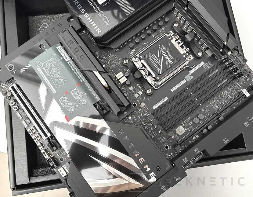 Geeknetic ASUS ROG CROSSHAIR X870E EXTREME Review 4