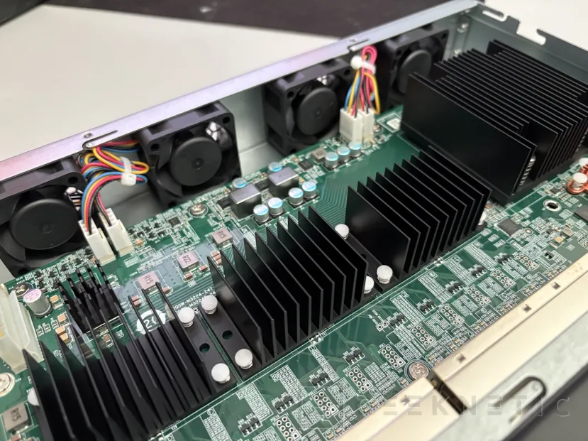 Geeknetic QNAP QSW-M3224-24T Review 6