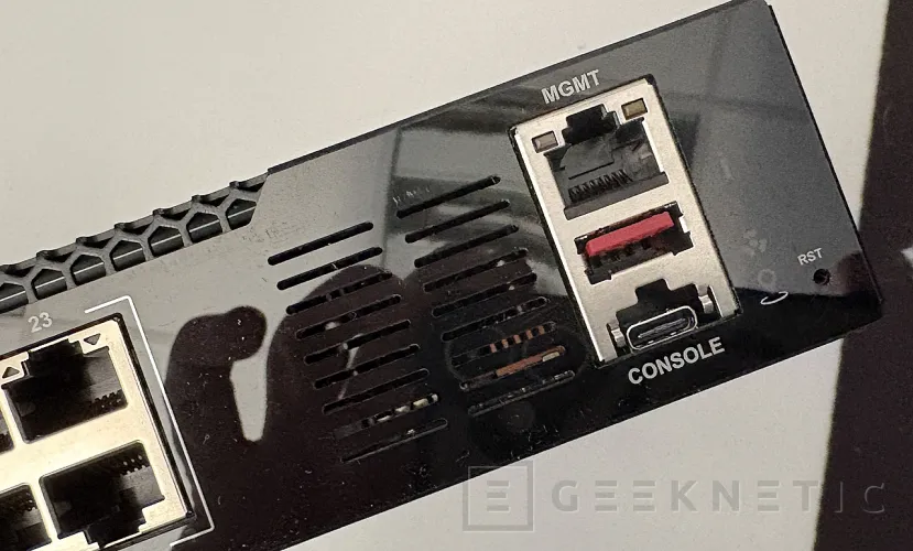 Geeknetic QNAP QSW-M3224-24T Review 4