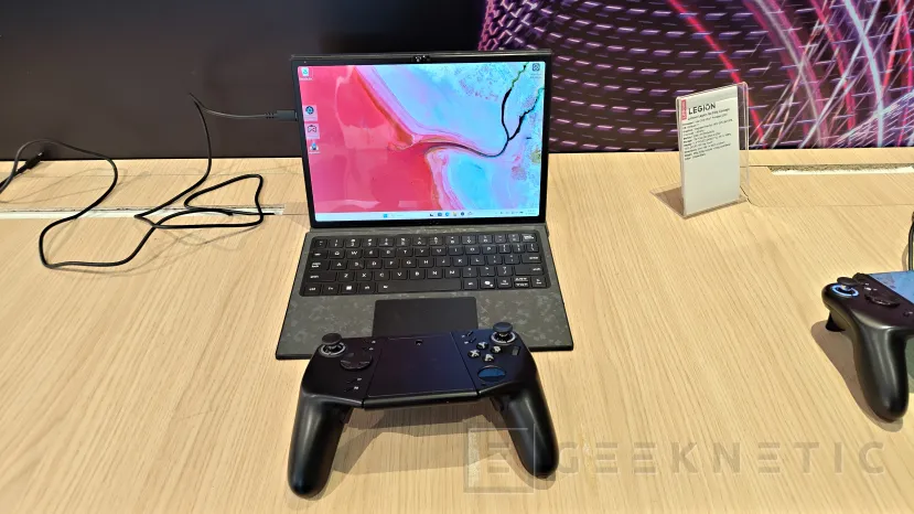 Geeknetic  Legion Go Fold Concept: Lenovo sorprende con una consola con pantalla plegable que se convierte en portátil 5
