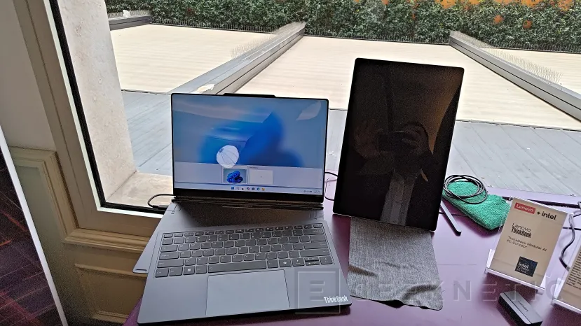 Geeknetic Lenovo reinventa el portátil de doble pantalla con el ThinkBook Modular AI PC Concept 4