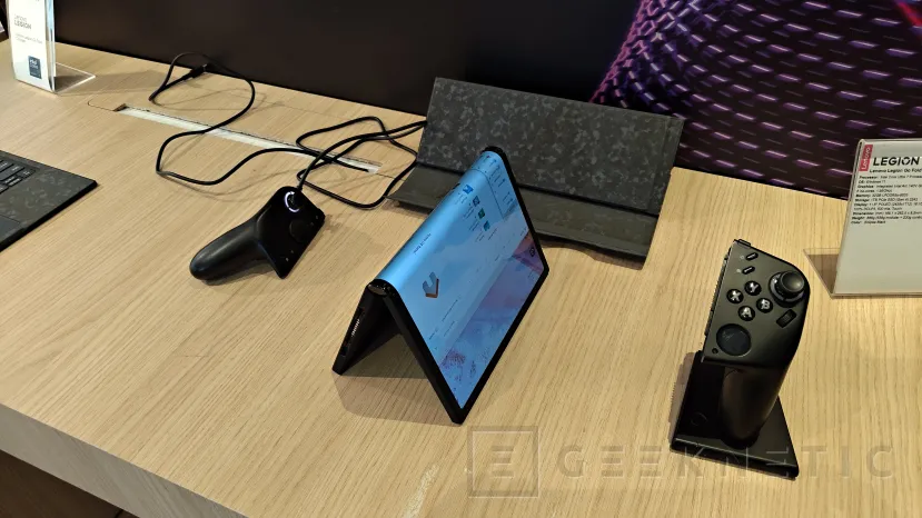 Geeknetic  Legion Go Fold Concept: Lenovo sorprende con una consola con pantalla plegable que se convierte en portátil 2