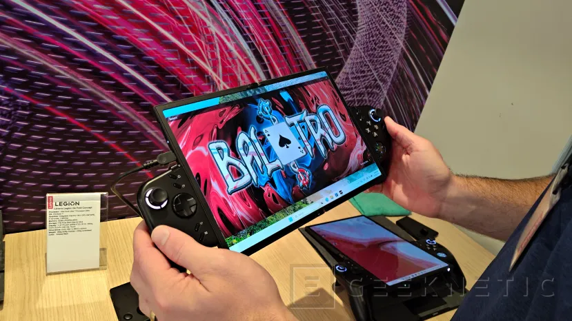 Geeknetic  Legion Go Fold Concept: Lenovo sorprende con una consola con pantalla plegable que se convierte en portátil 1