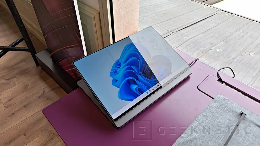 Geeknetic Lenovo reinventa el portátil de doble pantalla con el ThinkBook Modular AI PC Concept 2