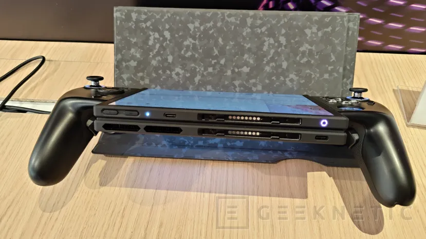 Geeknetic  Legion Go Fold Concept: Lenovo sorprende con una consola con pantalla plegable que se convierte en portátil 4