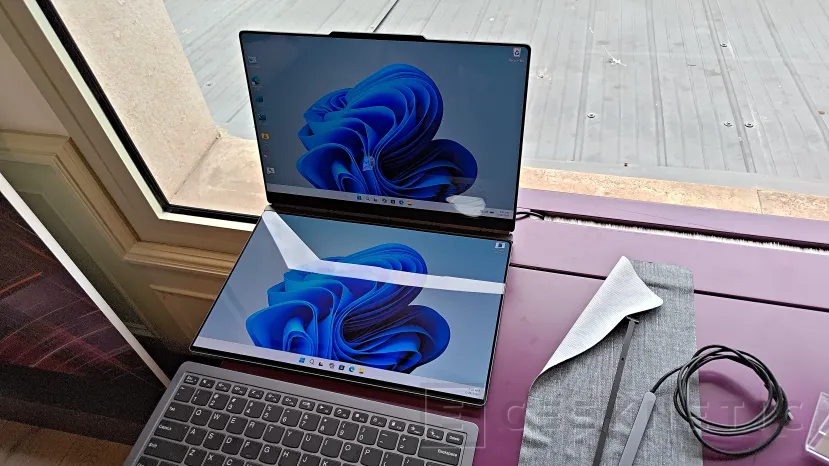 Geeknetic Lenovo reinventa el portátil de doble pantalla con el ThinkBook Modular AI PC Concept 1