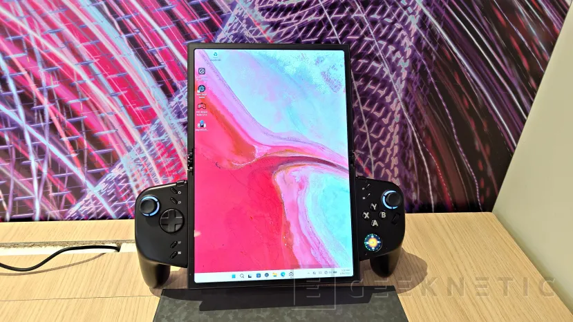 Geeknetic  Legion Go Fold Concept: Lenovo sorprende con una consola con pantalla plegable que se convierte en portátil 3