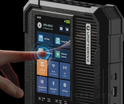 Geeknetic UnifyDrive UP6: el híbrido entre NAS y Mini PC que integra una pantalla de 6 pulgadas y batería propia 2