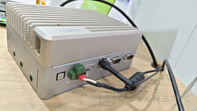 Geeknetic AAEON presenta el BOXER-8653AI-PLUS, un mini PC basado en NVIDIA Jetson Orin NX que incluye 4 puertos LAN PoE 2
